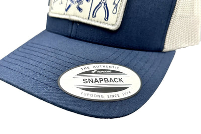 Charlie's Fishing Cap Essential Blue, Nahaufnahme des gebogenen Schirms der navyblauen Snapback Cap