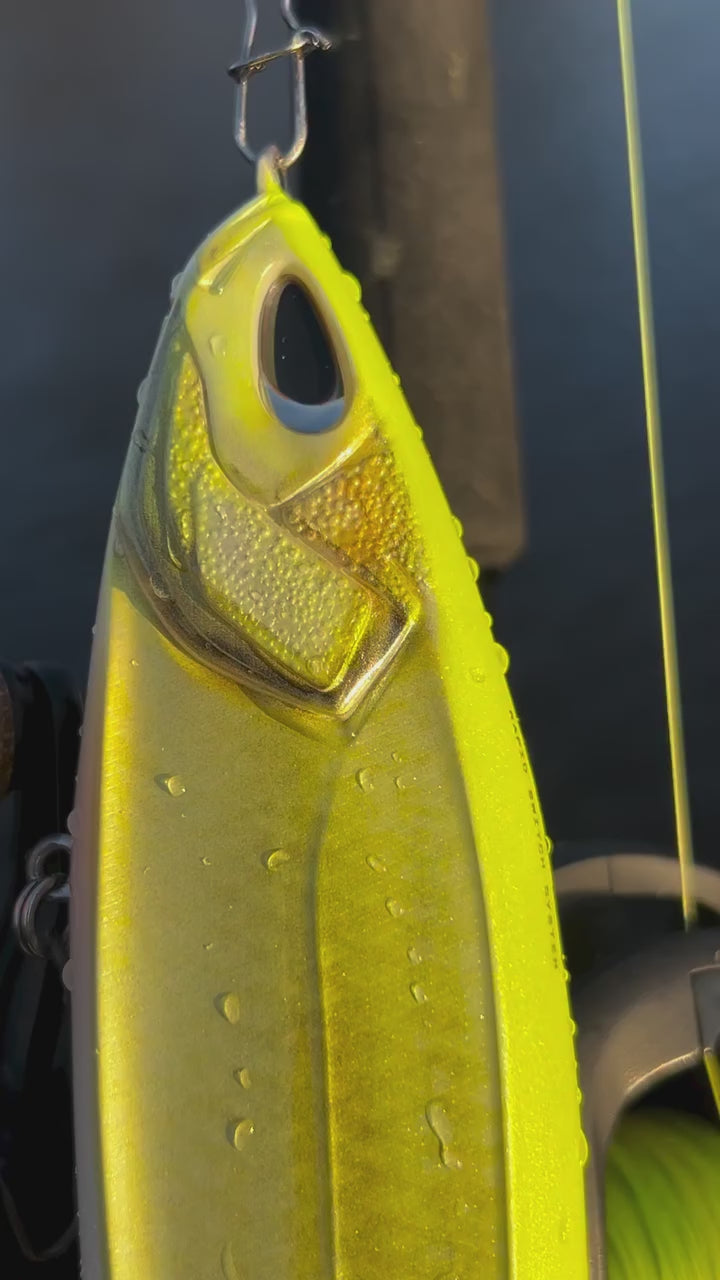 Carica il video: Nays TRN 190 two-piece swimbait with Rapid Switch System and BKK Hyperlatch hooks for adjustable fishing performance